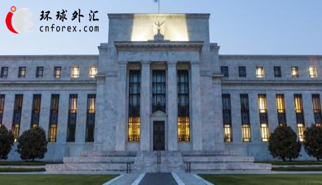 美联储制定货币政策的重要部门，美国联邦公开市场委员会(FOMC)的会议从不公开举行，而是仅在会议后发布措施严谨的申明。同时，会议上官员讲话的言论，则会在会议后三周才以“会议纪要”的方式发布，这令观察人士认为美联储有着太多的暗箱操作“灰色”空间。