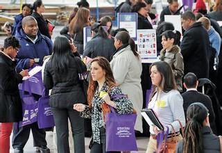 5月失业率的下降主要是因为45.8万人退出了就业大军，他们要么是因为不想工作，要么是因为他们认为无法找得一份工作。